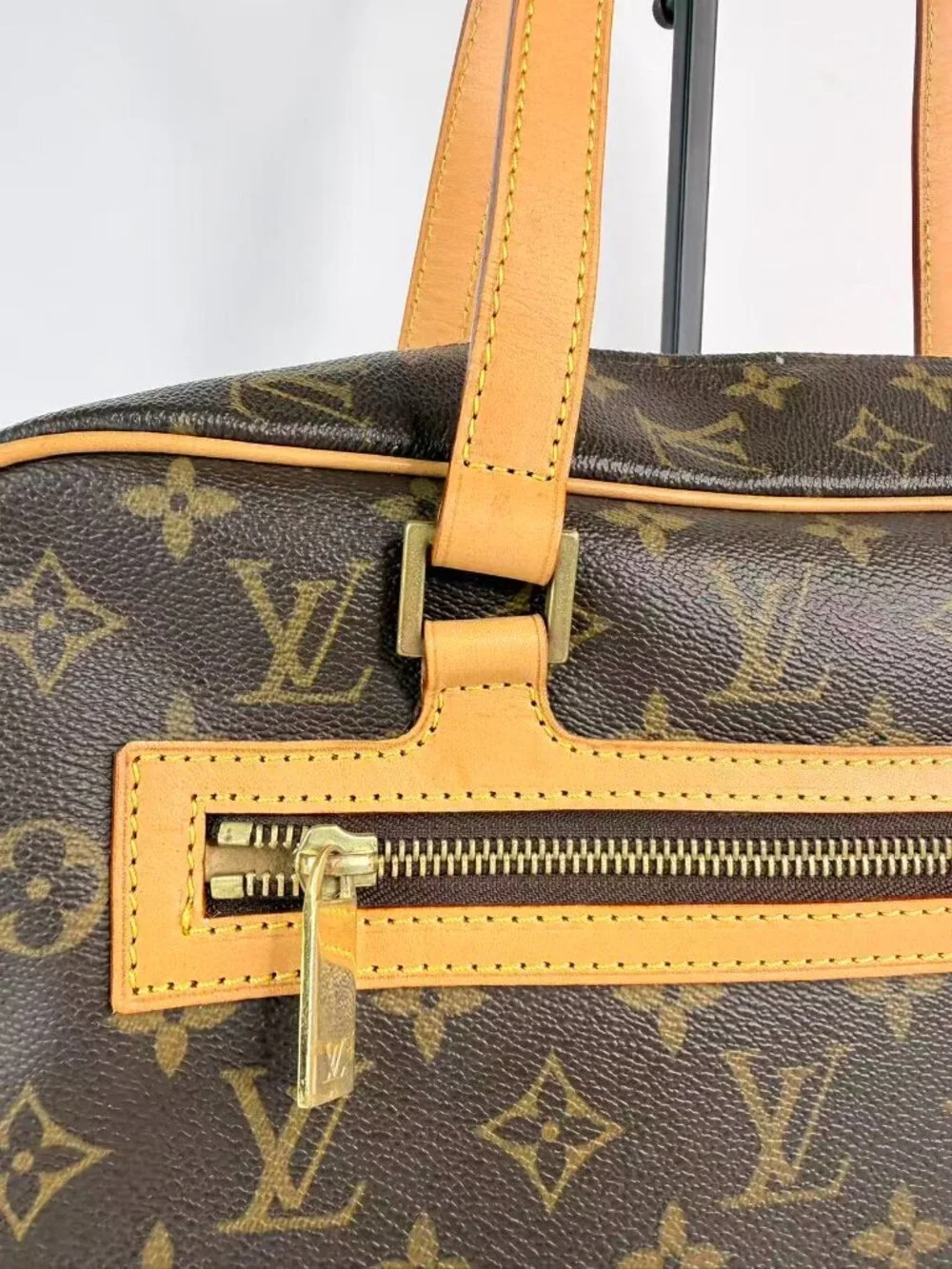 Louis Vuitton very discoloration corner